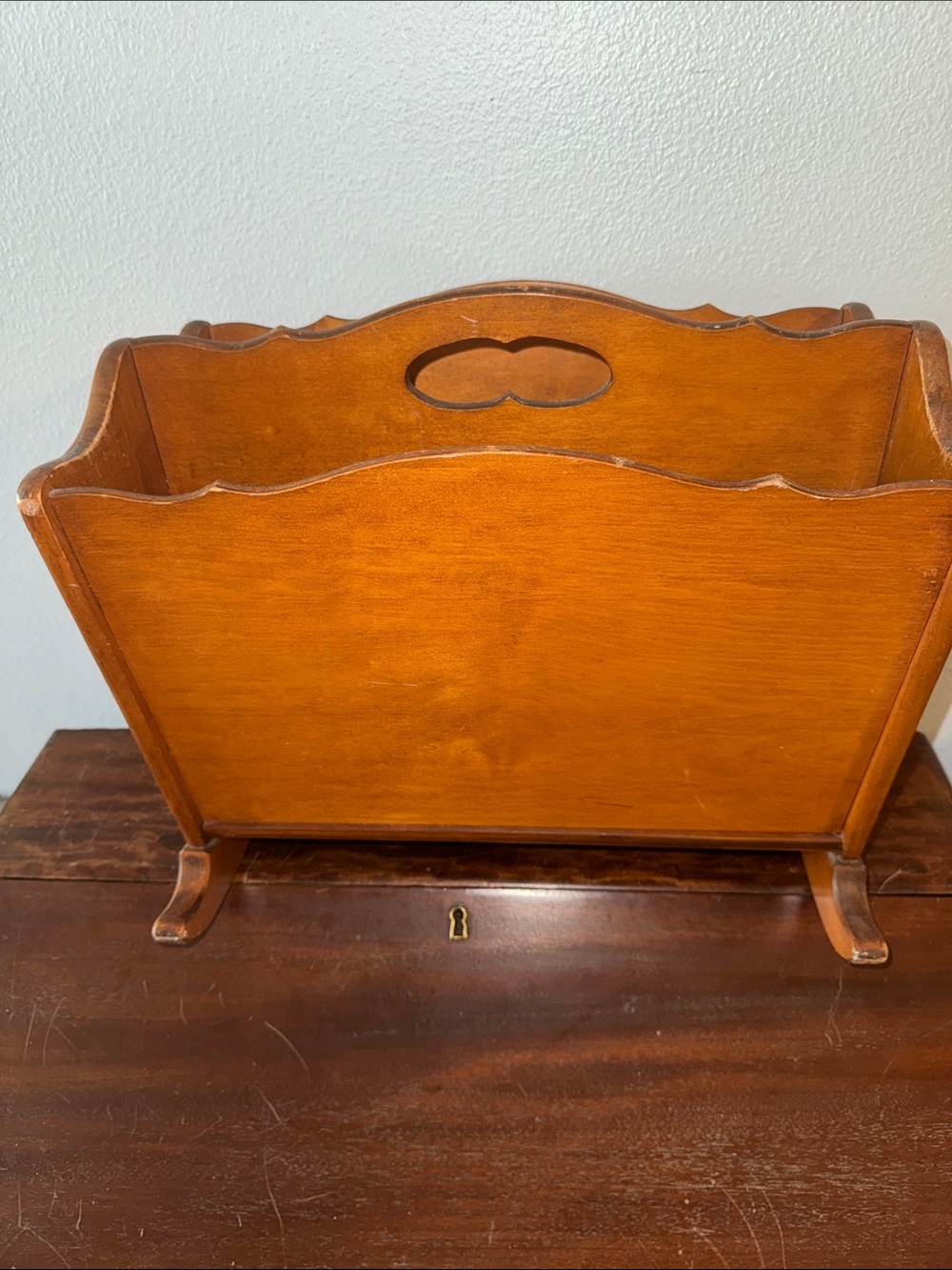 Vintage Rocking Wooden Magazine Book Paper Rack Cut-Out Handle - Picture 2 of 5